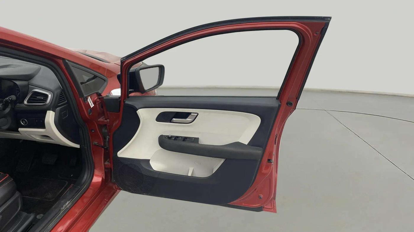 2023 Tata ALTROZ XZA + SUNROOF, Petrol, Automatic, 6,154 km, RHS Front Door
