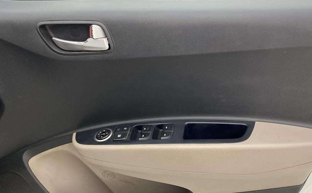 2017 Hyundai Grand i10 SPORTZ 1.2 KAPPA VTVT, CNG, Manual, 89,043 km, Driver Side Door Panels Control