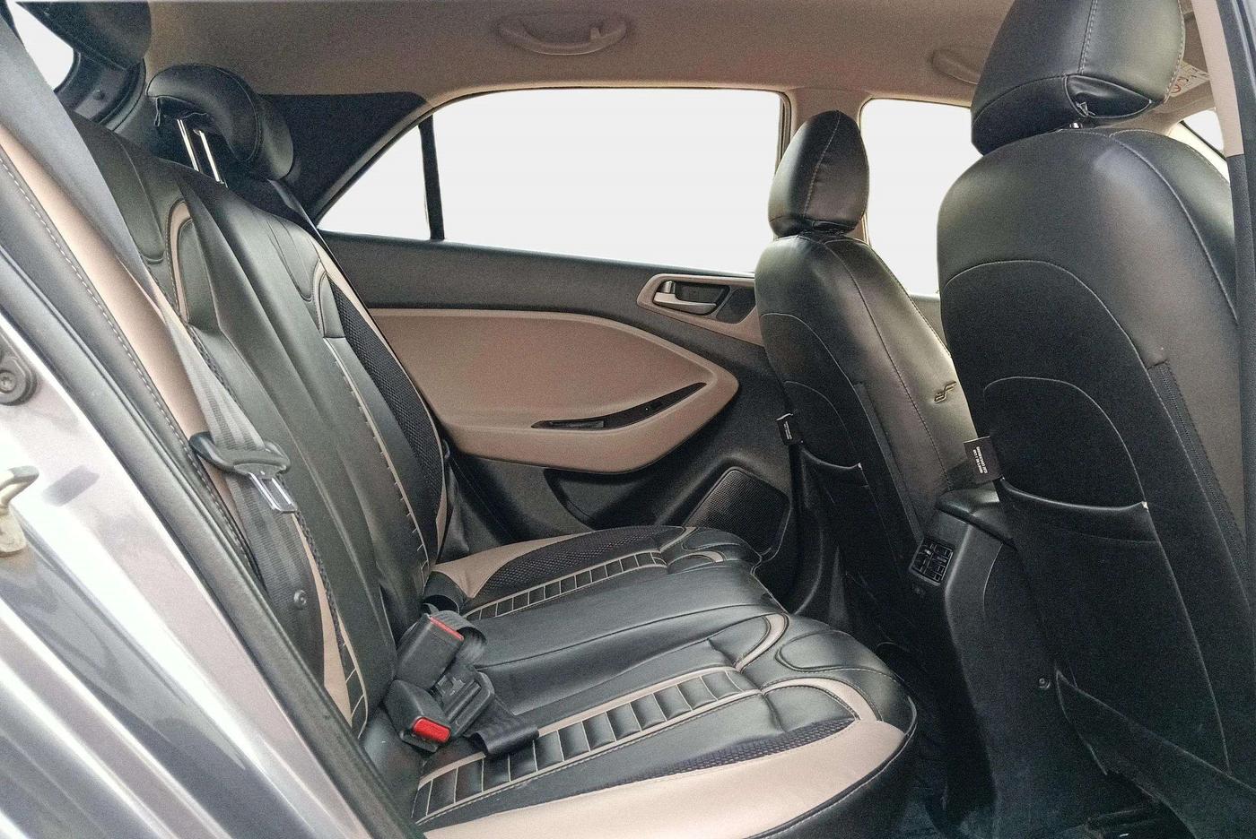 2016 Hyundai Elite i20 ASTA 1.2 (O), Petrol, Manual, 59,891 km, Right Side Rear Door Cabin