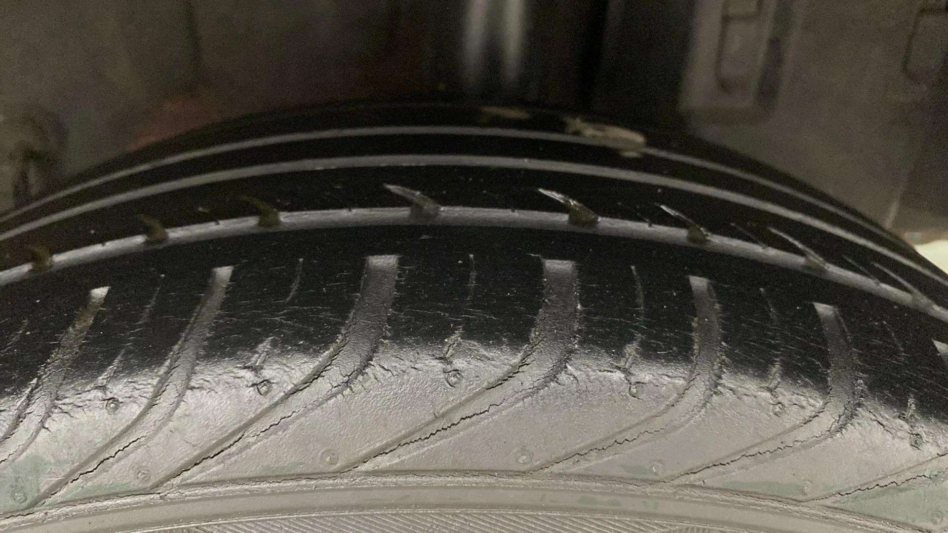 LHS-Rear-Tyre-Tread-21