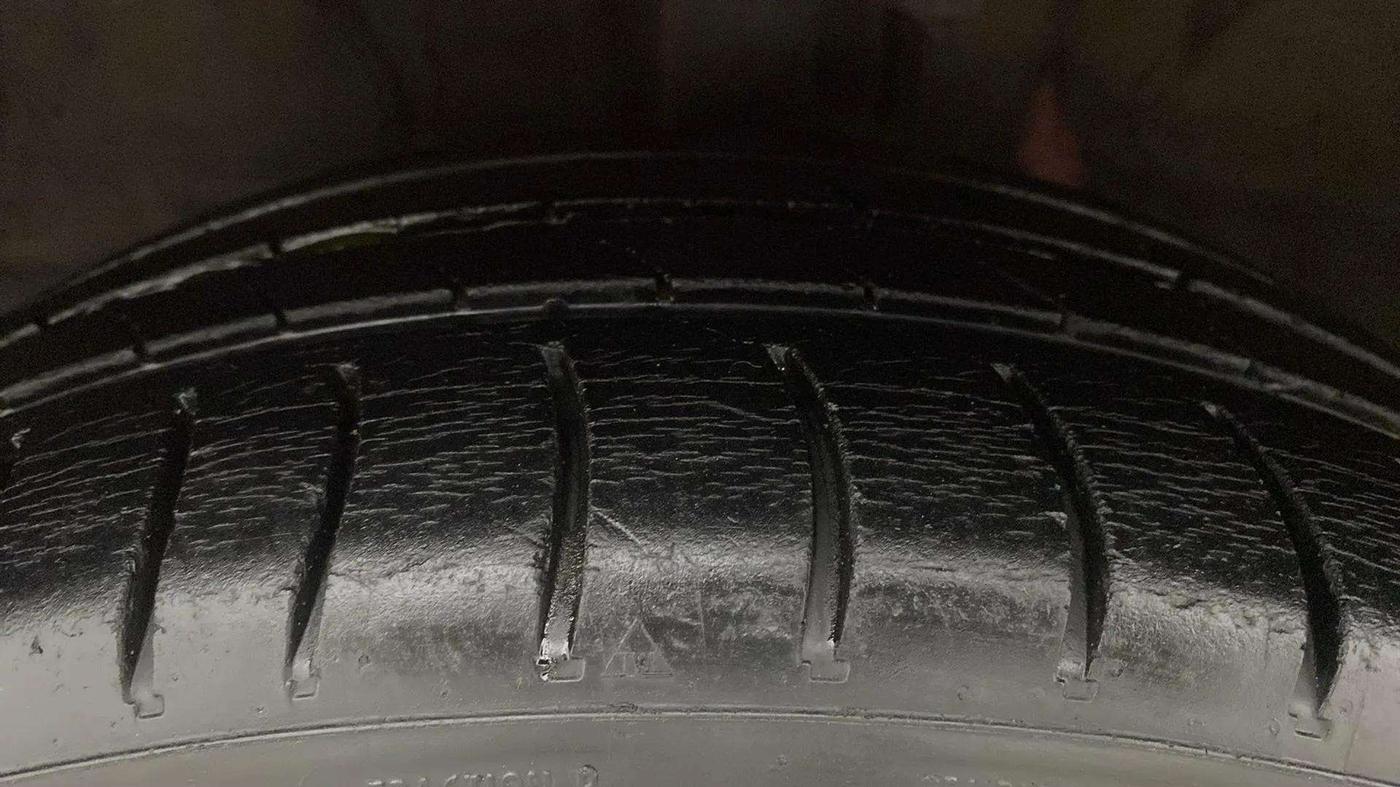2014 Toyota Etios V, Petrol, Manual, 73,091 km, Left Front Tyre Tread