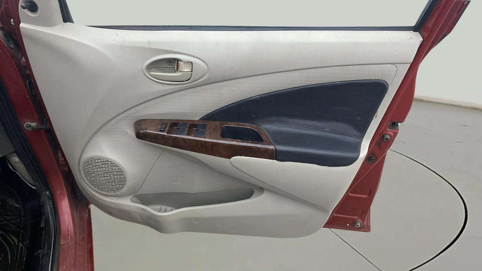 Driver-side-door-panel-control-39