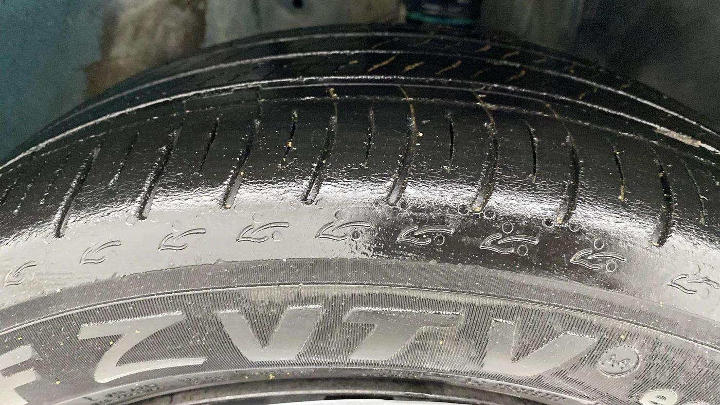 2017 Maruti IGNIS DELTA 1.2 AMT, Petrol, Automatic, 39,630 km, Right Front Tyre Tread