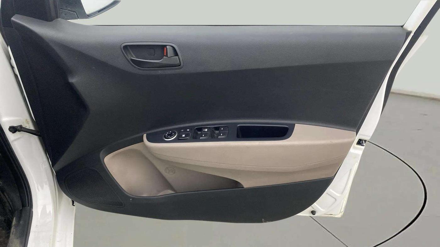 2018 Hyundai Grand i10 MAGNA AT 1.2 KAPPA VTVT, Petrol, Automatic, 51,650 km, Driver Side Door Panels Control