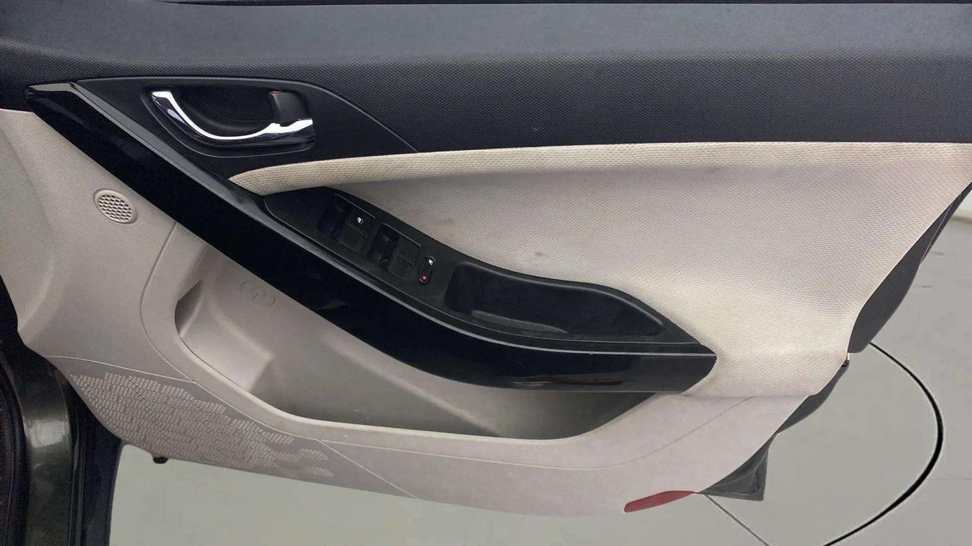 2020 Tata NEXON XZ PLUS DIESEL SUNROOF, Diesel, Manual, 75,669 km, Driver Side Door Panels Control