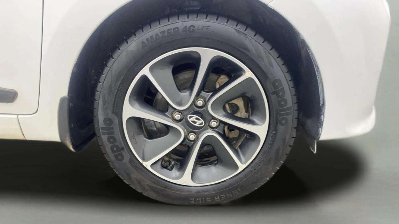 2018 Hyundai Grand i10 SPORTZ AT 1.2 KAPPA VTVT, Petrol, Automatic, 30,046 km, Right Front Wheel
