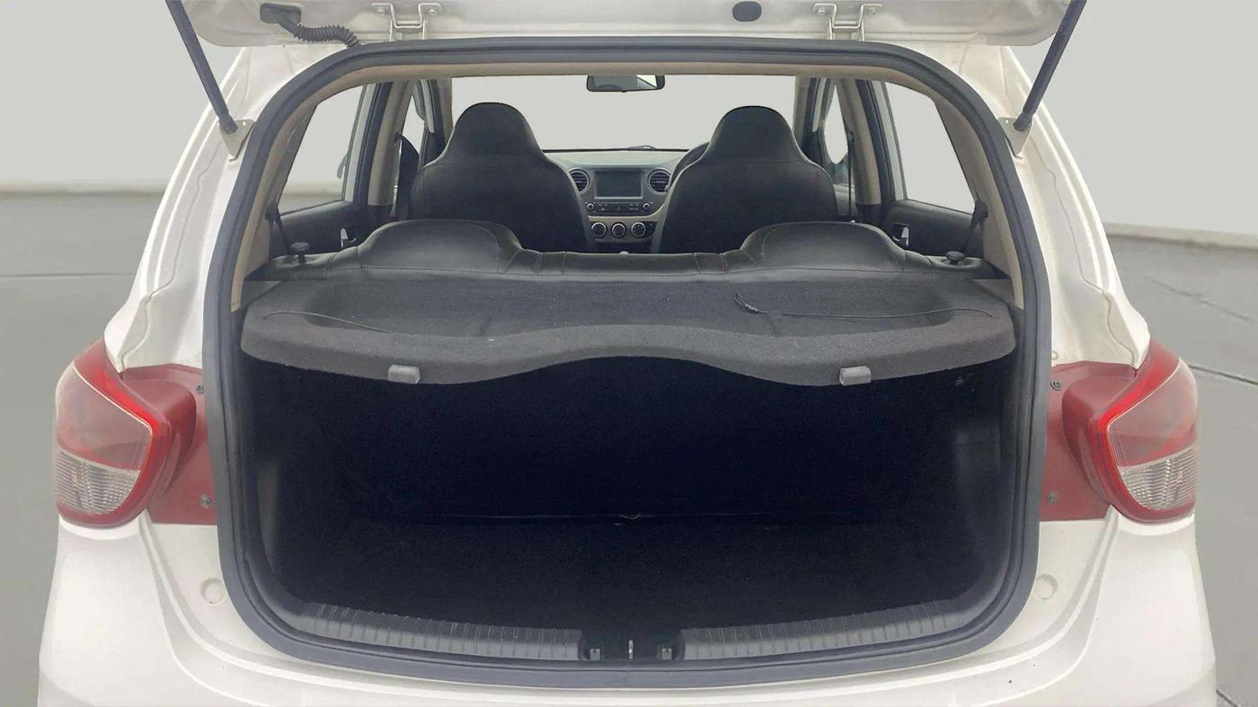 2018 Hyundai Grand i10 SPORTZ AT 1.2 KAPPA VTVT, Petrol, Automatic, 30,046 km, Boot Inside