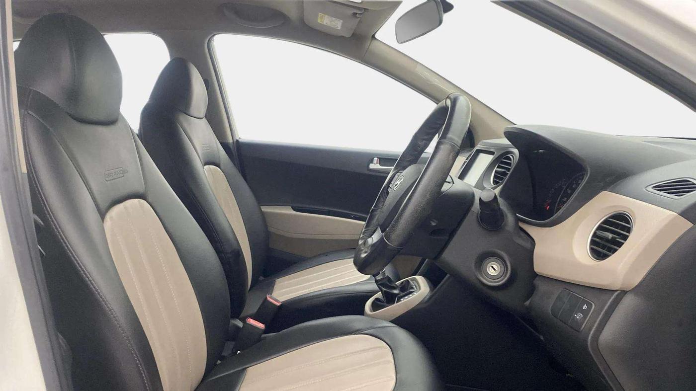 2018 Hyundai Grand i10 SPORTZ AT 1.2 KAPPA VTVT, Petrol, Automatic, 30,046 km, Right Side Front Door Cabin