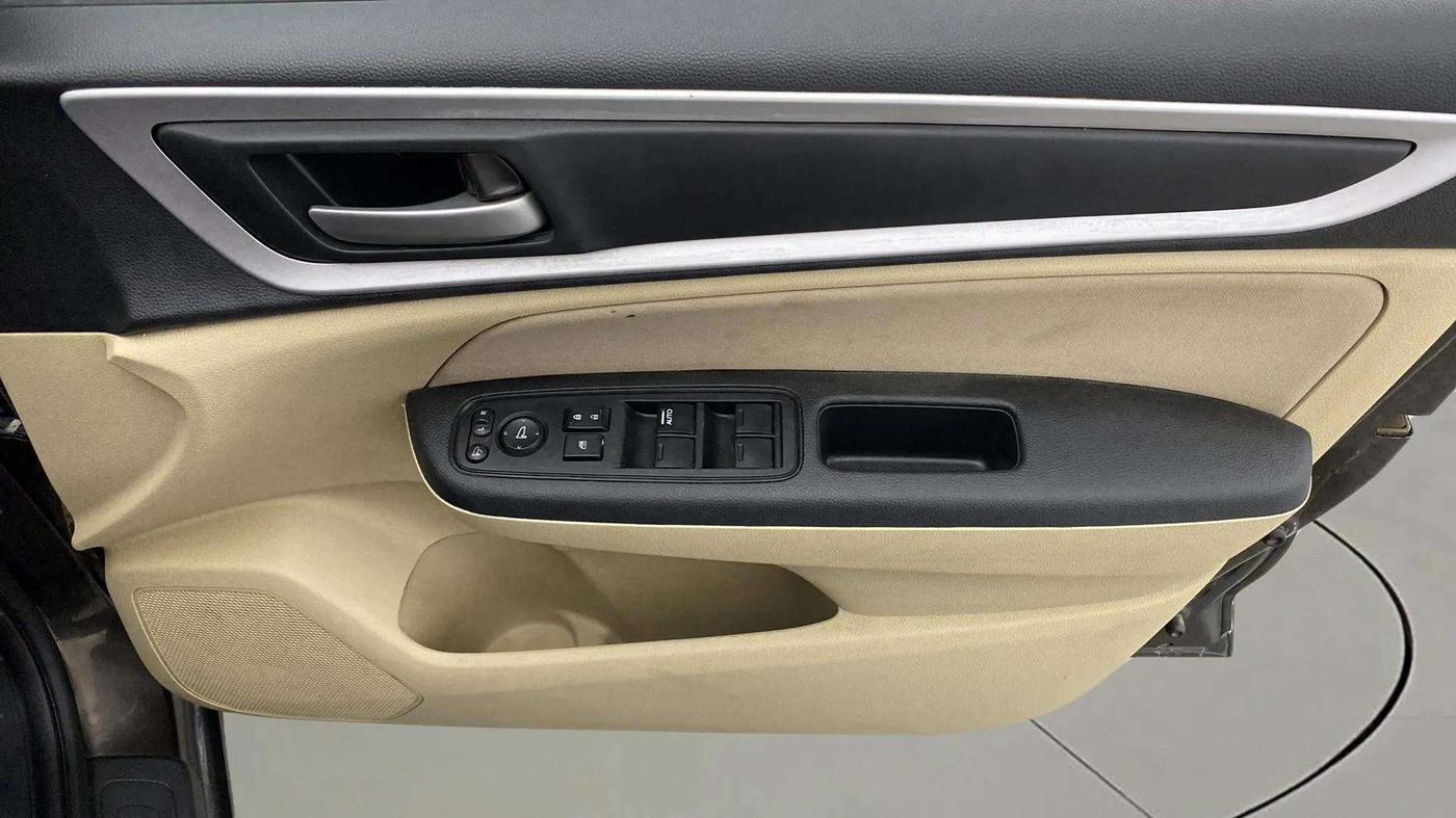2023 Honda Amaze 1.2L I-VTEC S, Petrol, Manual, 35,736 km, Driver Side Door Panels Control