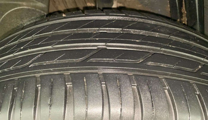 2017 Renault Duster RXL PETROL, Petrol, Manual, 51,141 km, Right Rear Tyre Tread