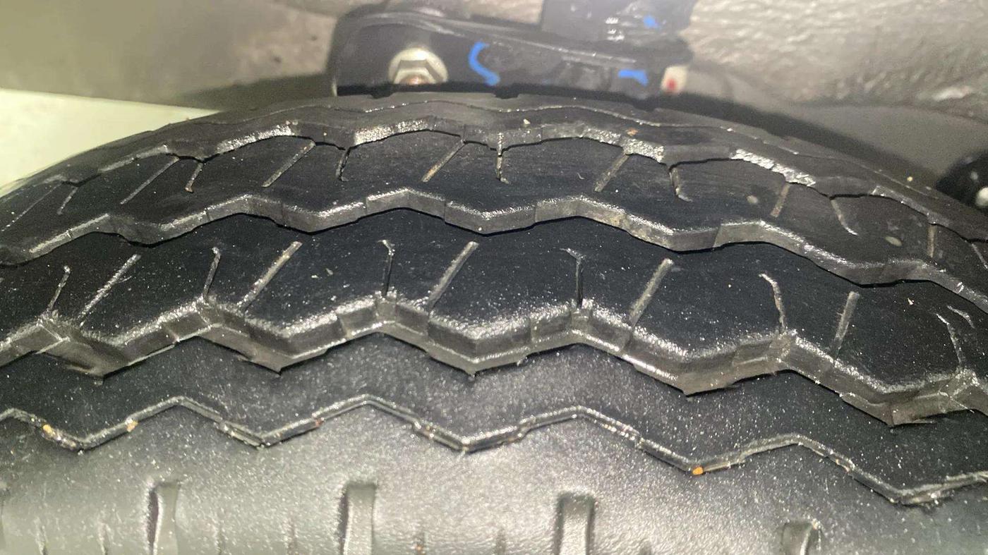 2022 Maruti Eeco 5 STR STD(O), Petrol, Manual, 7,010 km, Left Front Tyre Tread