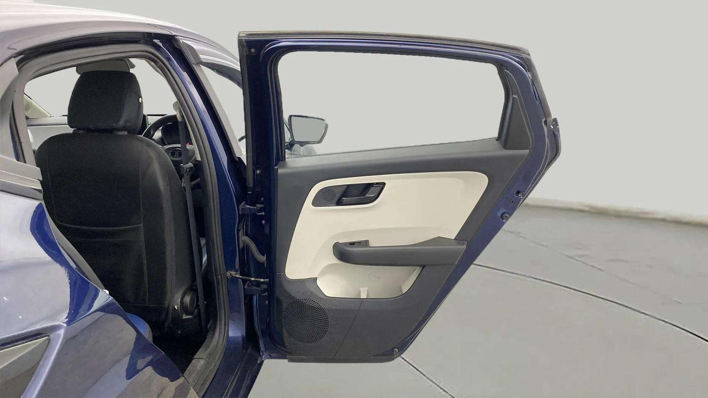 2024 Tata ALTROZ XM PLUS SUNROOF CNG, CNG, Manual, 19,598 km, RHS Rear Door
