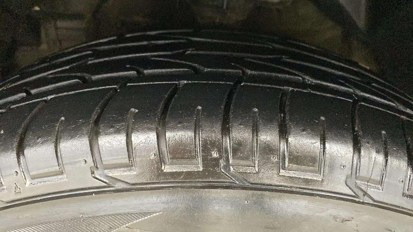 2021 Mahindra XUV300 W6 1.2 PETROL, Petrol, Manual, 5,436 km, Left Front Tyre Tread