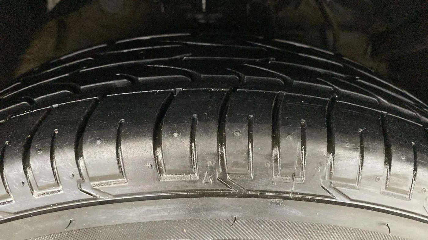 2021 Mahindra XUV300 W6 1.2 PETROL, Petrol, Manual, 5,436 km, Right Front Tyre Tread