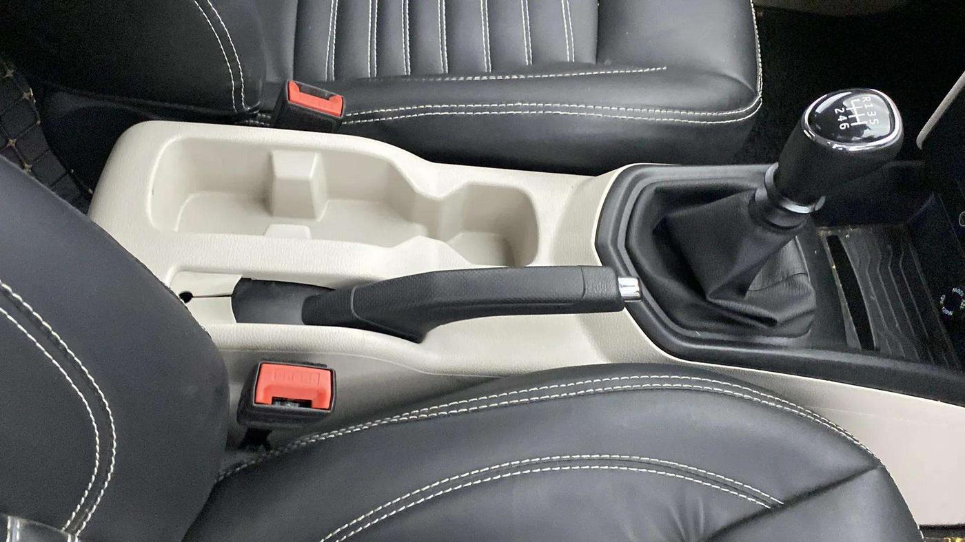 2021 Mahindra XUV300 W6 1.2 PETROL, Petrol, Manual, 5,436 km, Gear Lever