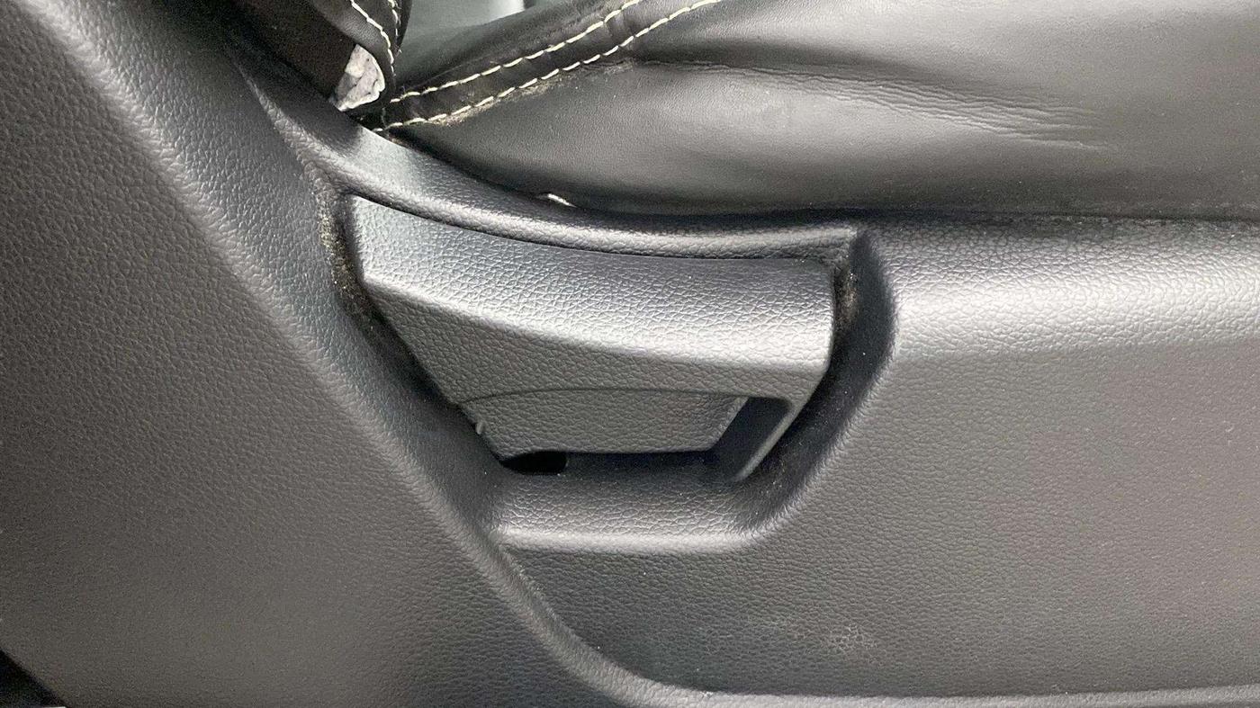 2021 Mahindra XUV300 W6 1.2 PETROL, Petrol, Manual, 5,436 km, Driver Side Adjustment Panel