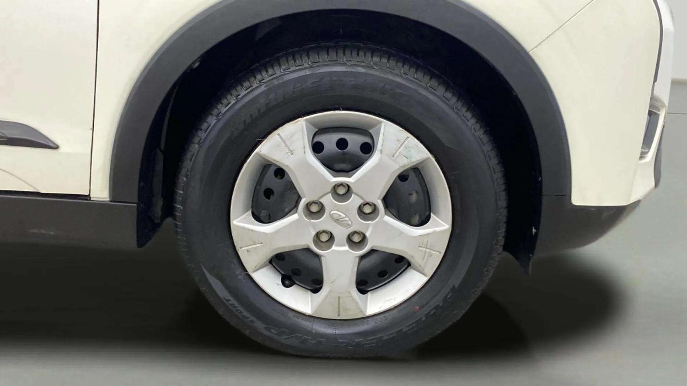 2021 Mahindra XUV300 W6 1.2 PETROL, Petrol, Manual, 5,436 km, Right Front Wheel