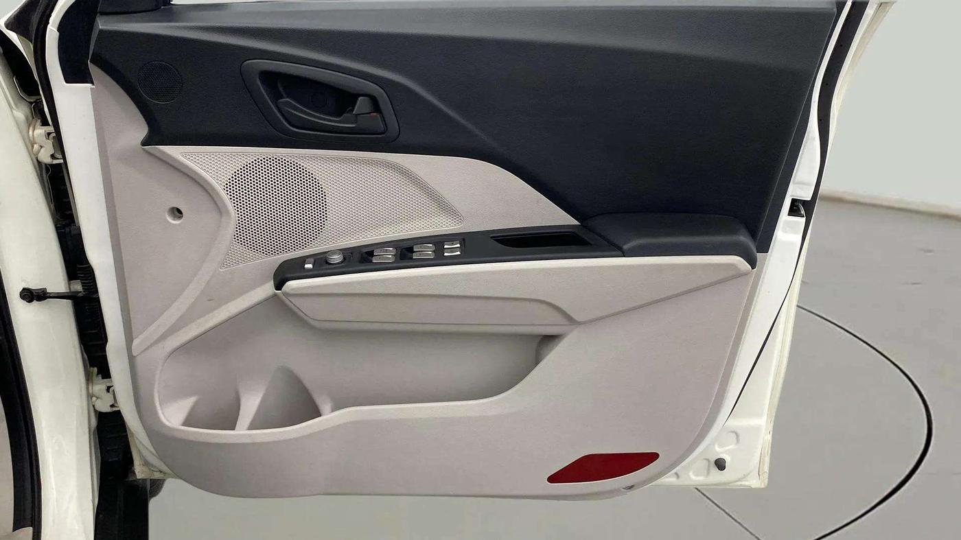 2021 Mahindra XUV300 W6 1.2 PETROL, Petrol, Manual, 5,436 km, Driver Side Door Panels Control