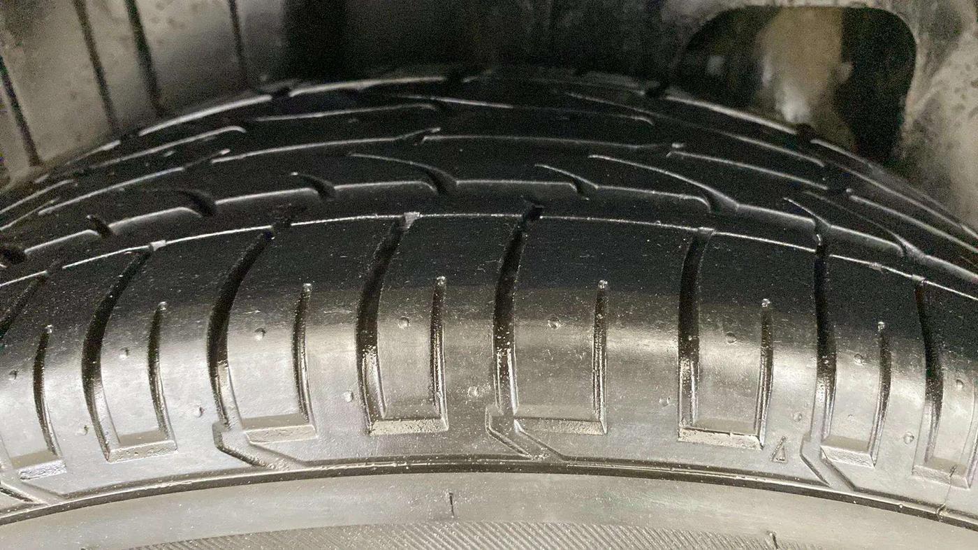 2021 Mahindra XUV300 W6 1.2 PETROL, Petrol, Manual, 5,436 km, Right Rear Tyre Tread