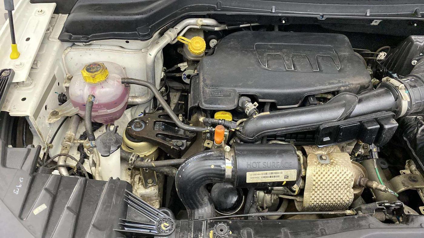 2021 Mahindra XUV300 W6 1.2 PETROL, Petrol, Manual, 5,436 km, Engine View - Right