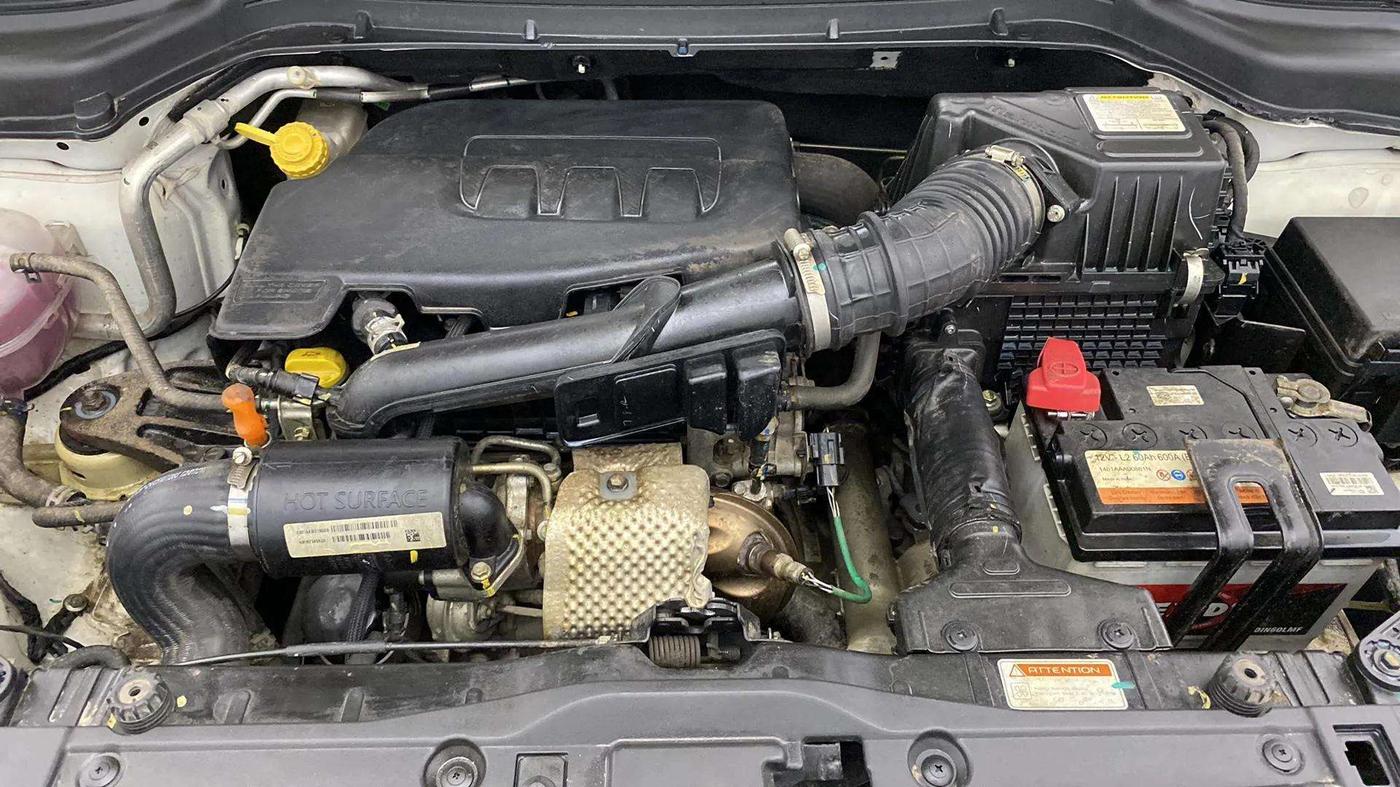 2021 Mahindra XUV300 W6 1.2 PETROL, Petrol, Manual, 5,436 km, Engine View