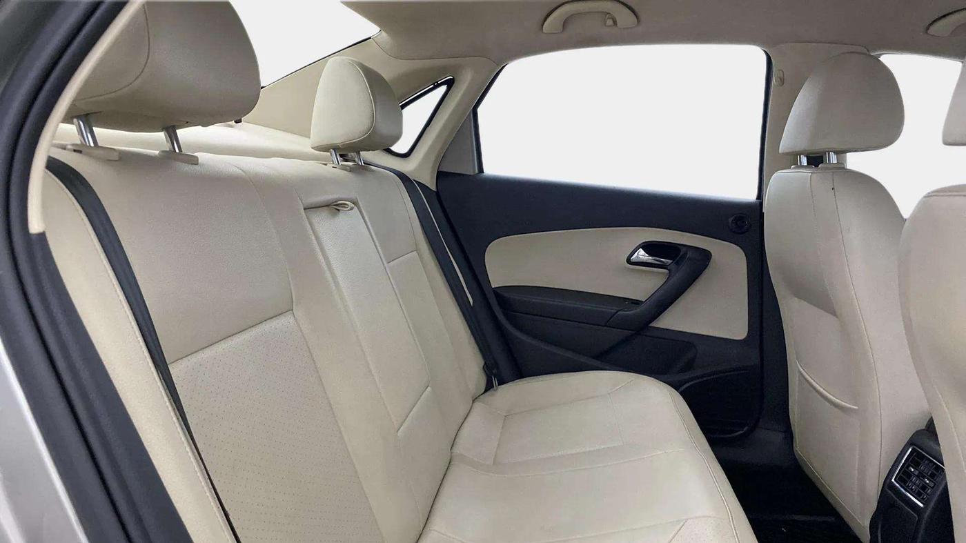2017 Skoda Rapid STYLE 1.6 MPI AT, Petrol, Automatic, 48,665 km, Right Side Rear Door Cabin