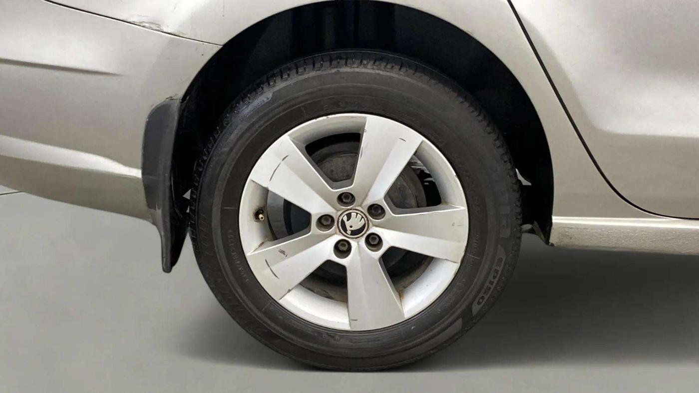2017 Skoda Rapid STYLE 1.6 MPI AT, Petrol, Automatic, 48,665 km, Right Rear Wheel