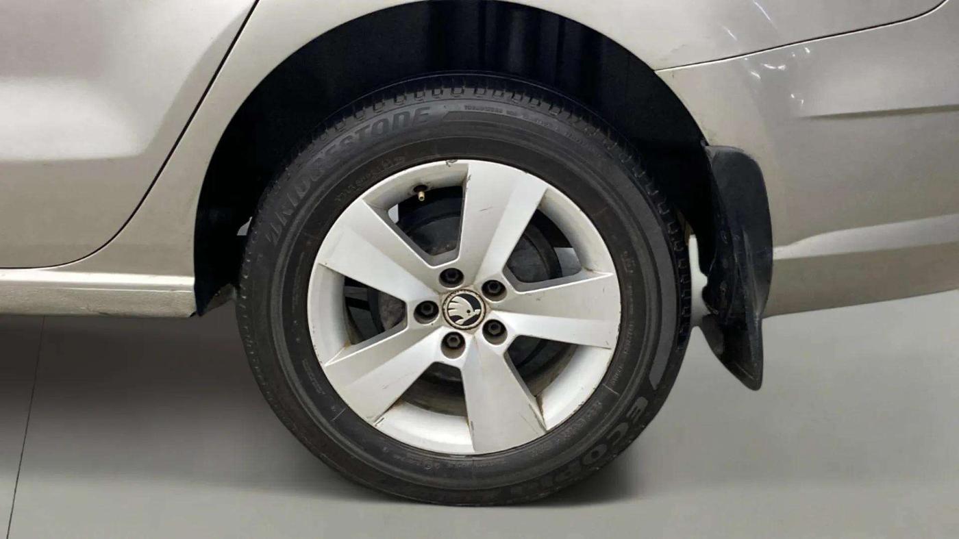 2017 Skoda Rapid STYLE 1.6 MPI AT, Petrol, Automatic, 48,665 km, Left Rear Wheel
