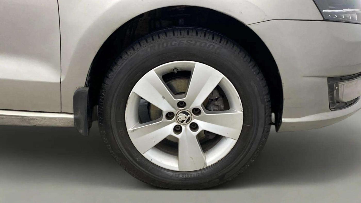 2017 Skoda Rapid STYLE 1.6 MPI AT, Petrol, Automatic, 48,665 km, Right Front Wheel