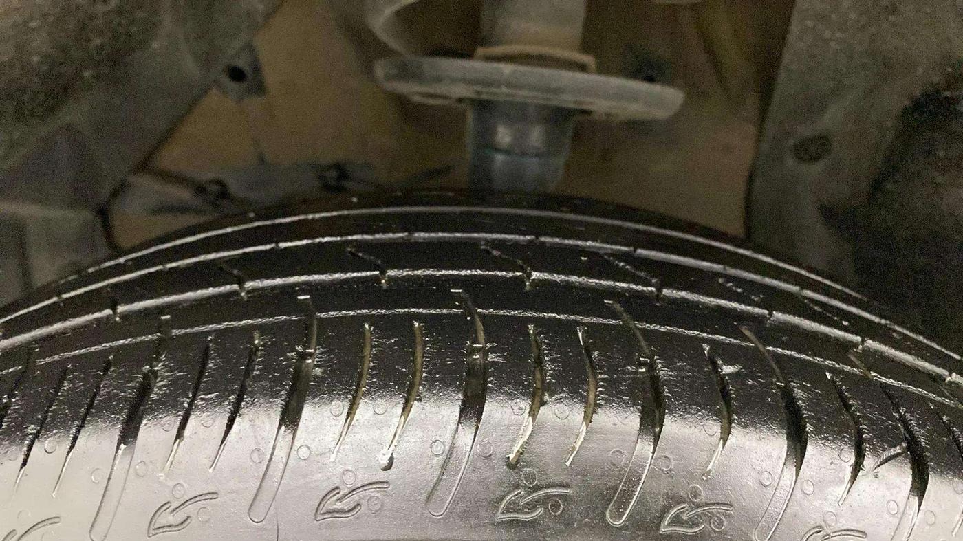 2023 Maruti BREZZA VXI, Petrol, Manual, 28,610 km, Left Front Tyre Tread