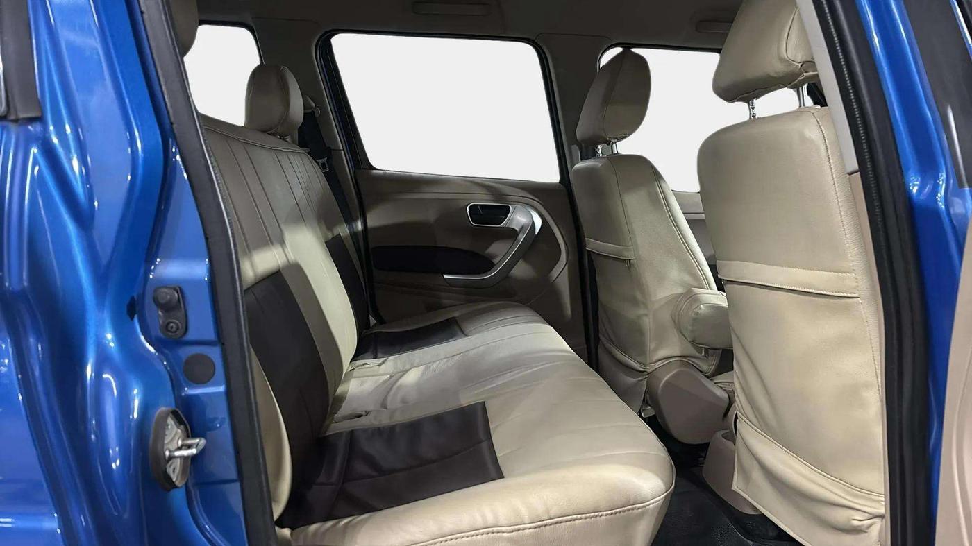 2016 Mahindra TUV300 T8, Diesel, Manual, 24,860 km, Right Side Rear Door Cabin
