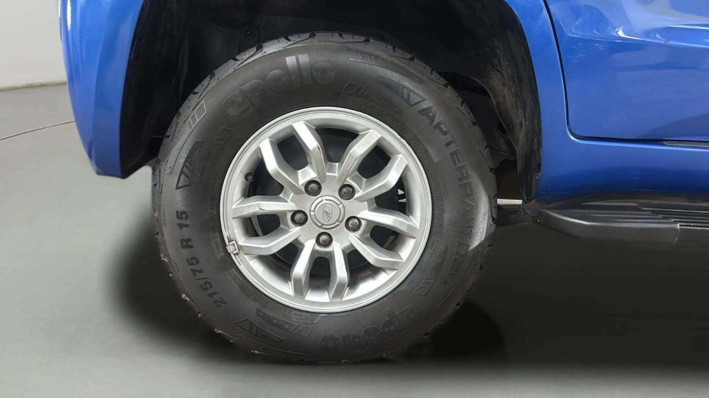 2016 Mahindra TUV300 T8, Diesel, Manual, 24,860 km, Right Rear Wheel
