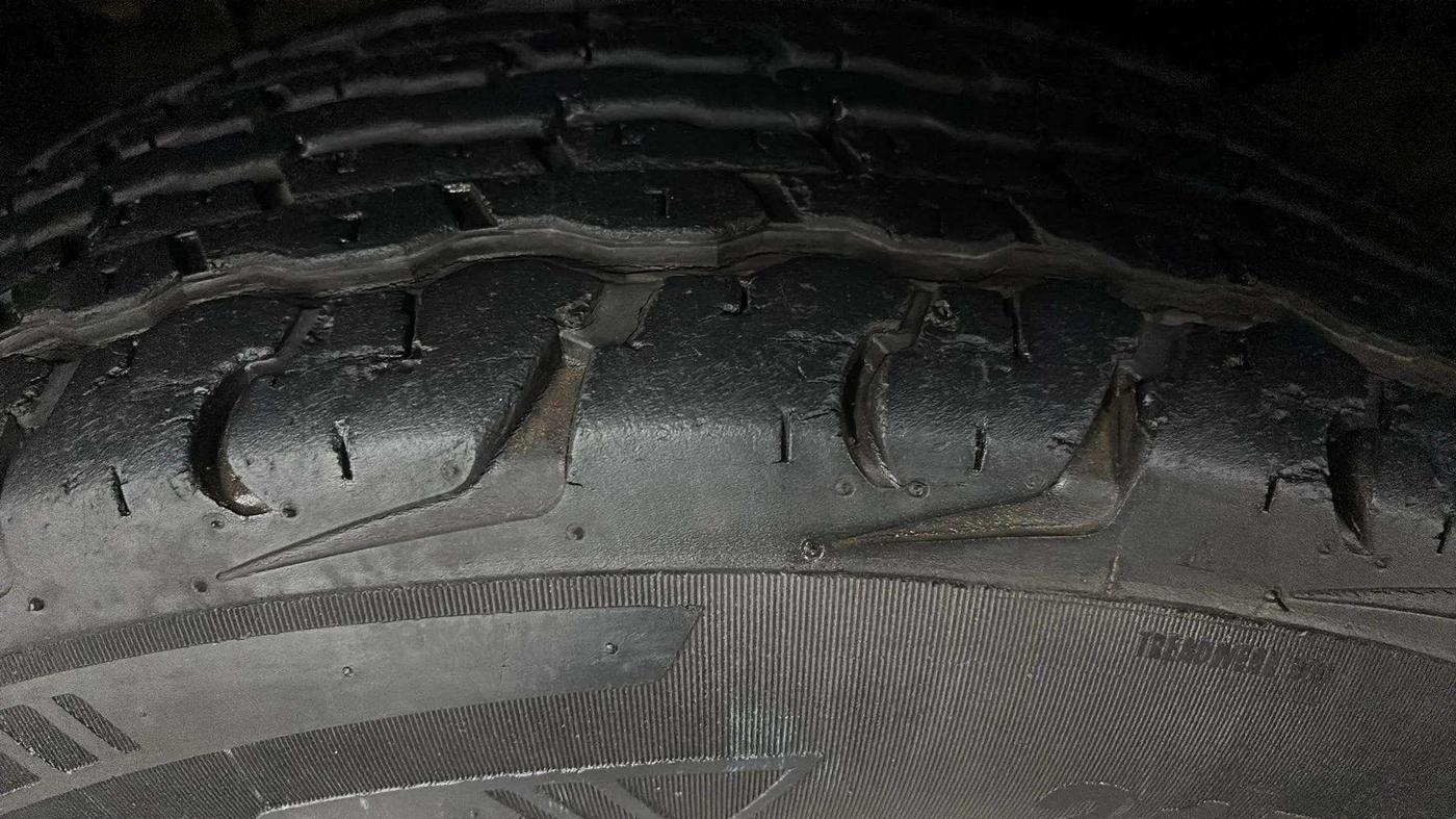 2016 Mahindra TUV300 T8, Diesel, Manual, 24,860 km, Left Front Tyre Tread