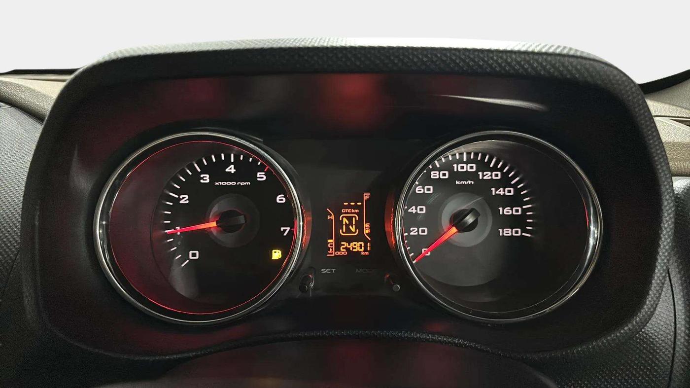 2016 Mahindra TUV300 T8, Diesel, Manual, 24,860 km, Odometer Image