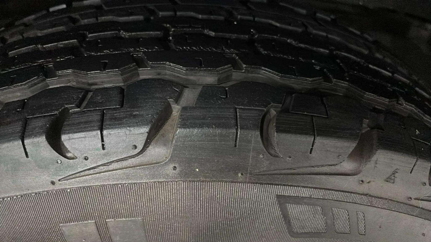 2016 Mahindra TUV300 T8, Diesel, Manual, 24,860 km, Right Rear Tyre Tread
