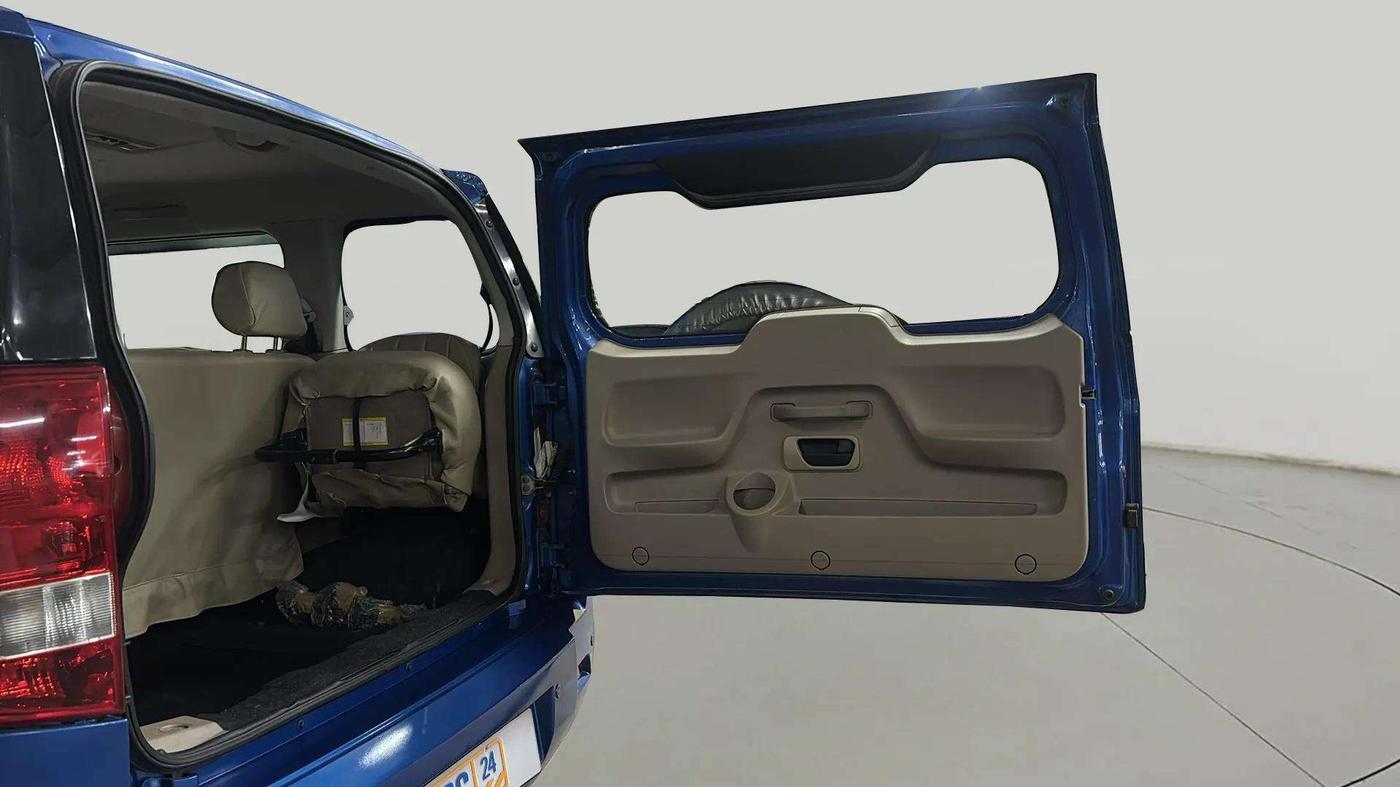 2016 Mahindra TUV300 T8, Diesel, Manual, 24,860 km, Boot Door Open
