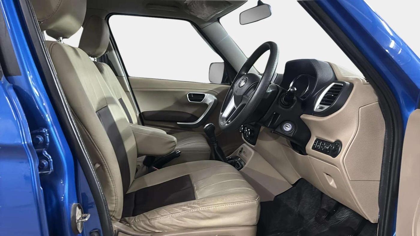 2016 Mahindra TUV300 T8, Diesel, Manual, 24,860 km, Right Side Front Door Cabin