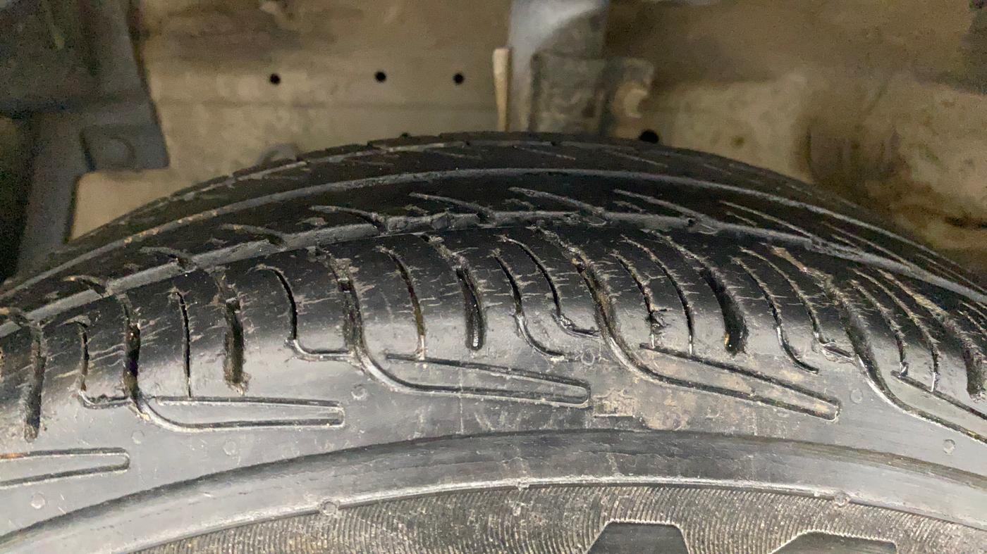 2017 Maruti Swift VXI, Petrol, Manual, 86,848 km, Left Front Tyre Tread