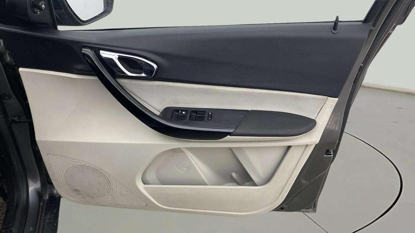 2022 Tata TIGOR XZ PLUS CNG, CNG, Manual, 54,105 km, Driver Side Door Panels Control