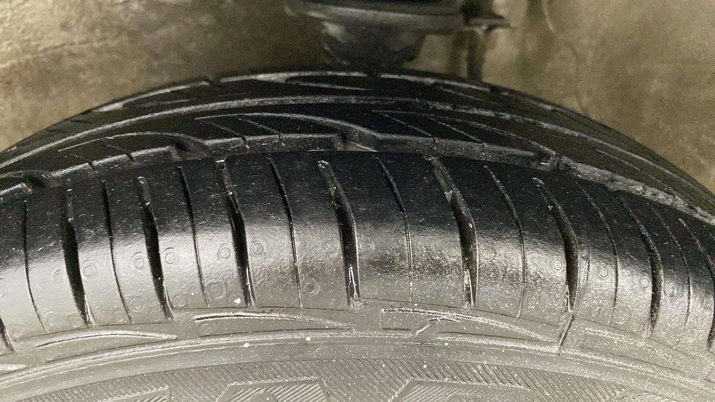 2015 Maruti Alto 800 LXI, Petrol, Manual, 22,613 km, Left Front Tyre Tread