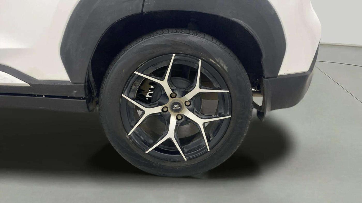 2021 Nissan MAGNITE XE, CNG, Manual, 25,130 km, Left Rear Wheel