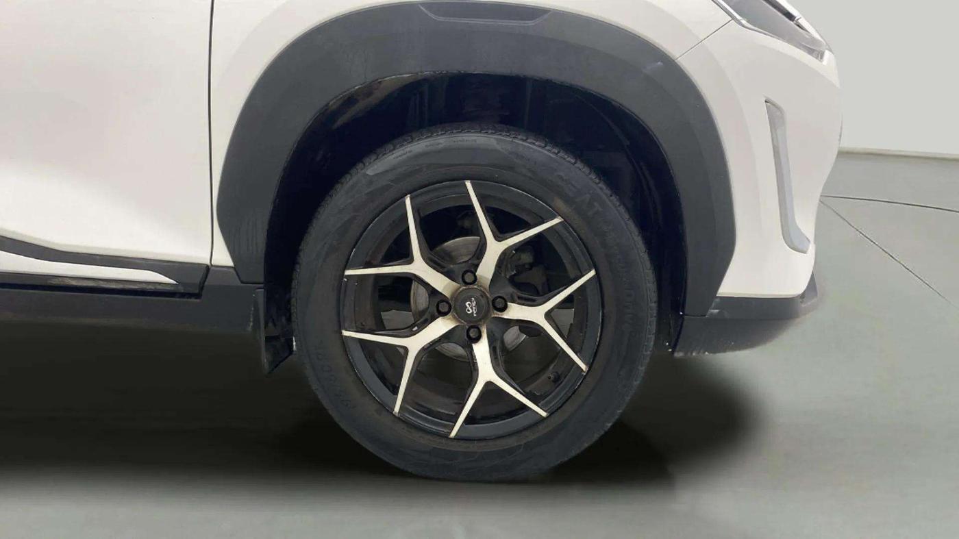 2021 Nissan MAGNITE XE, CNG, Manual, 25,130 km, Right Front Wheel