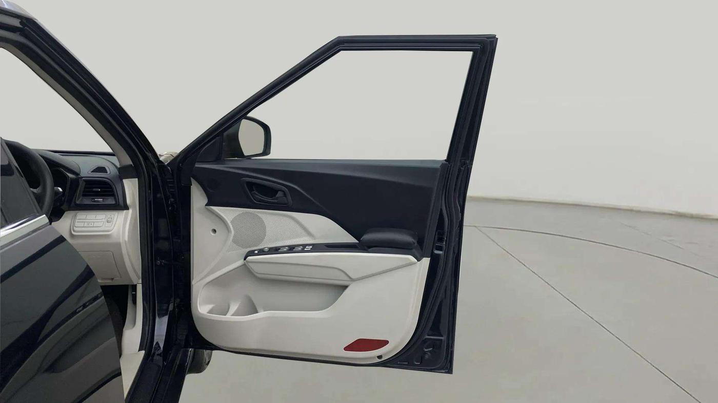 2023 Mahindra XUV300 W4 1.2 PETROL, Petrol, Manual, 10,614 km, RHS Front Door
