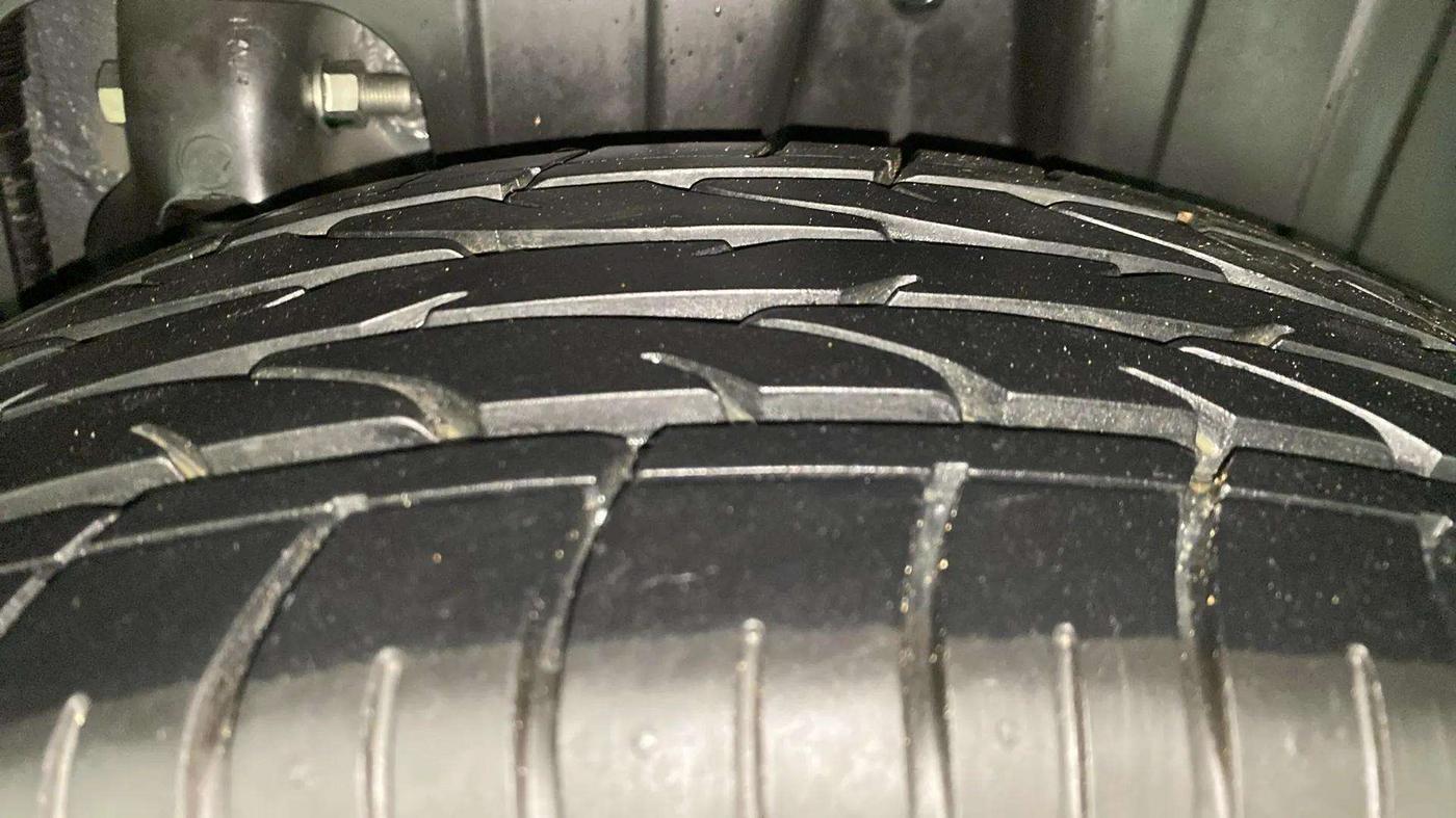 2023 Mahindra XUV300 W4 1.2 PETROL, Petrol, Manual, 10,614 km, Left Rear Tyre Tread