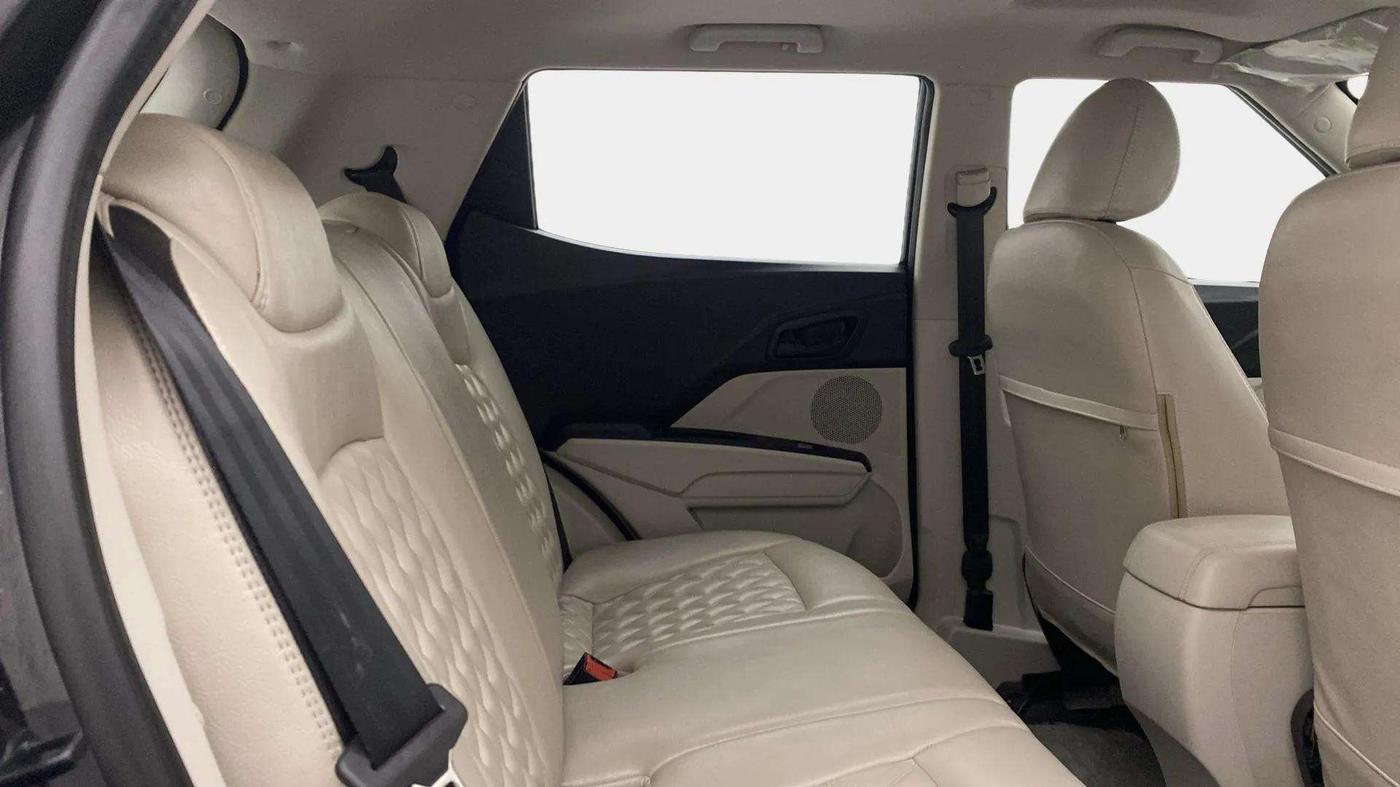 2023 Mahindra XUV300 W4 1.2 PETROL, Petrol, Manual, 10,614 km, Right Side Rear Door Cabin