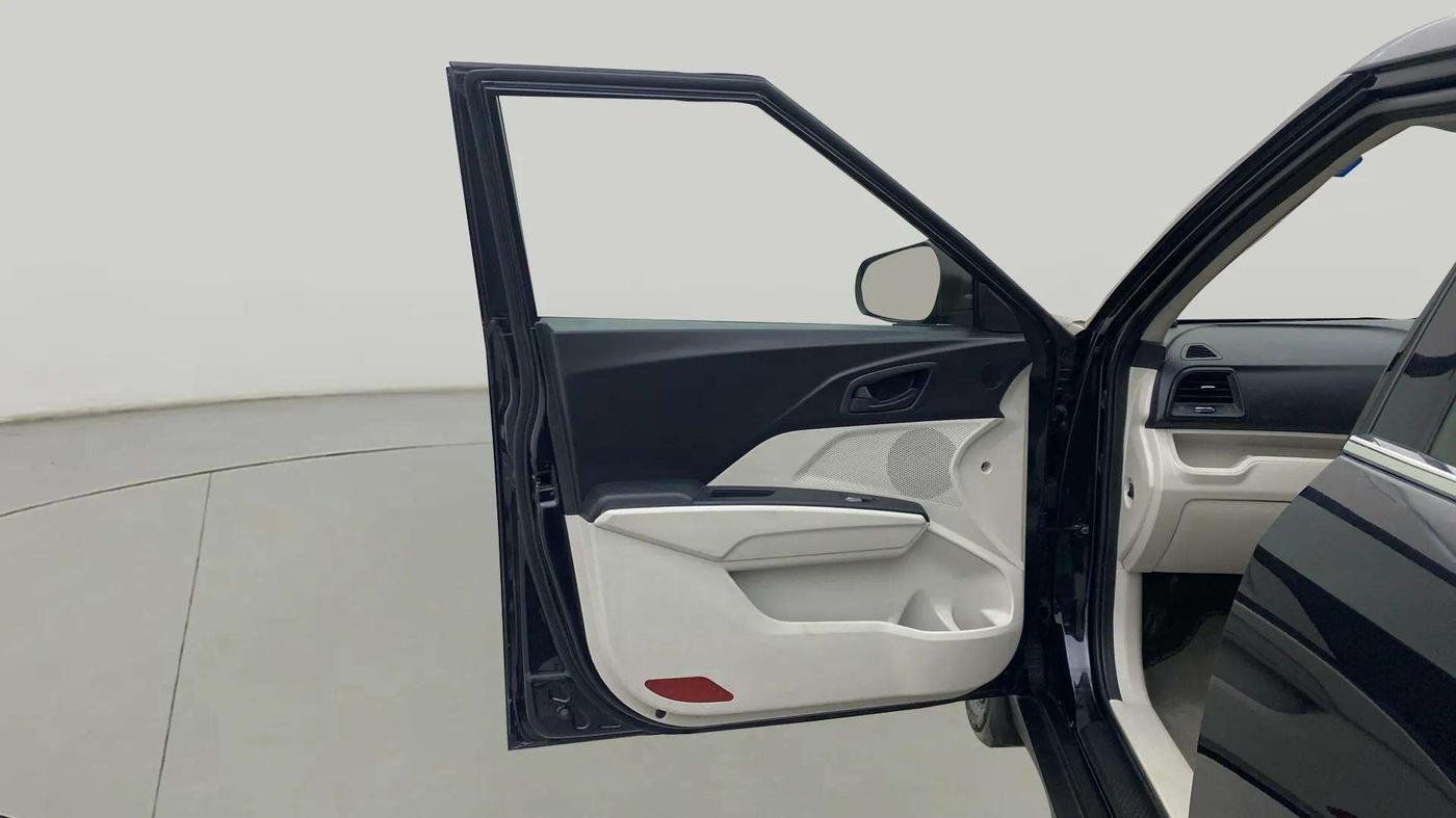 2023 Mahindra XUV300 W4 1.2 PETROL, Petrol, Manual, 10,614 km, LHS Front Door