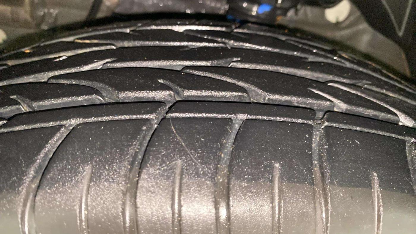 2023 Mahindra XUV300 W4 1.2 PETROL, Petrol, Manual, 10,614 km, Left Front Tyre Tread