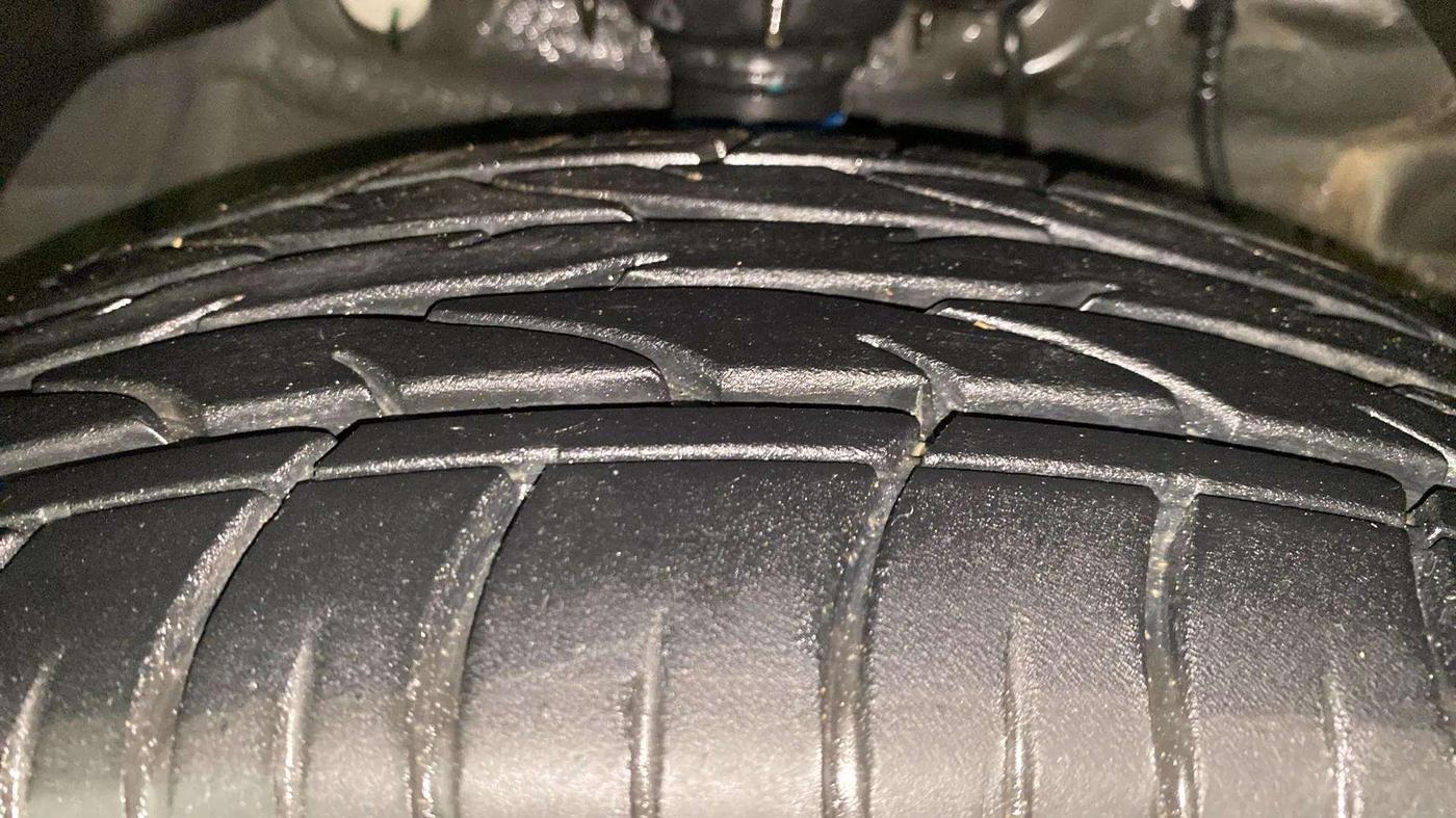 2023 Mahindra XUV300 W4 1.2 PETROL, Petrol, Manual, 10,614 km, Right Front Tyre Tread