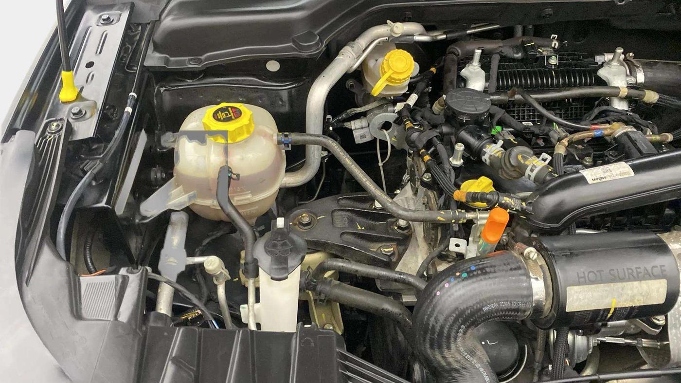 2023 Mahindra XUV300 W4 1.2 PETROL, Petrol, Manual, 10,614 km, Engine View - Right
