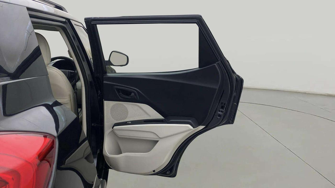 2023 Mahindra XUV300 W4 1.2 PETROL, Petrol, Manual, 10,614 km, RHS Rear Door